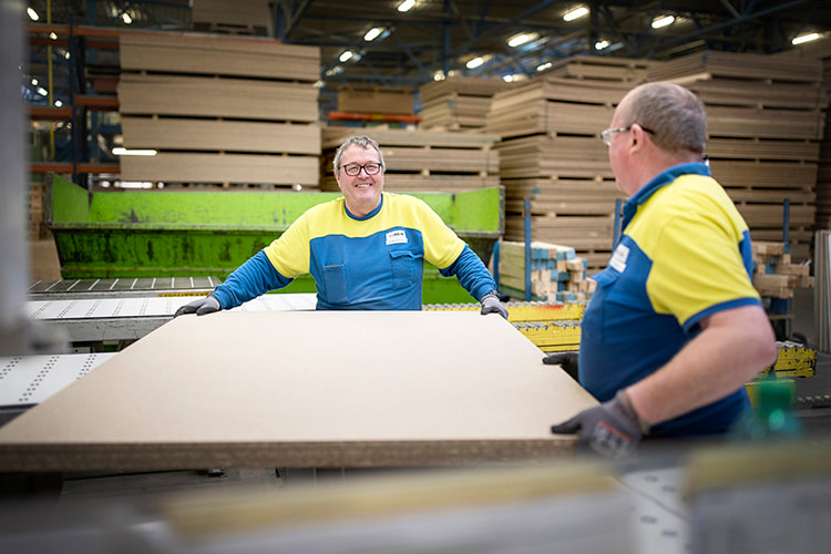 Unilin colleagues cutting panels